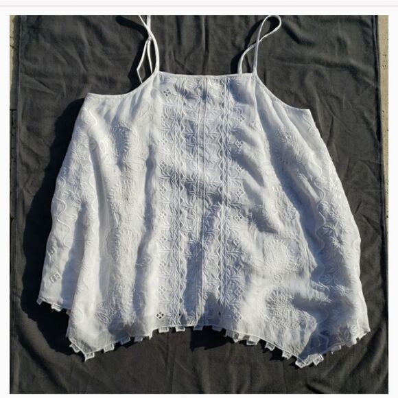 White embroidered flowy tank top - Picture 4 of 5